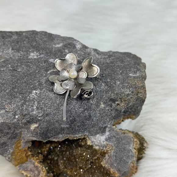 Vintage Silver Tone Textured Flower & Faux Pearl Brooch 1.5" X 1" - Picture 3 of 5